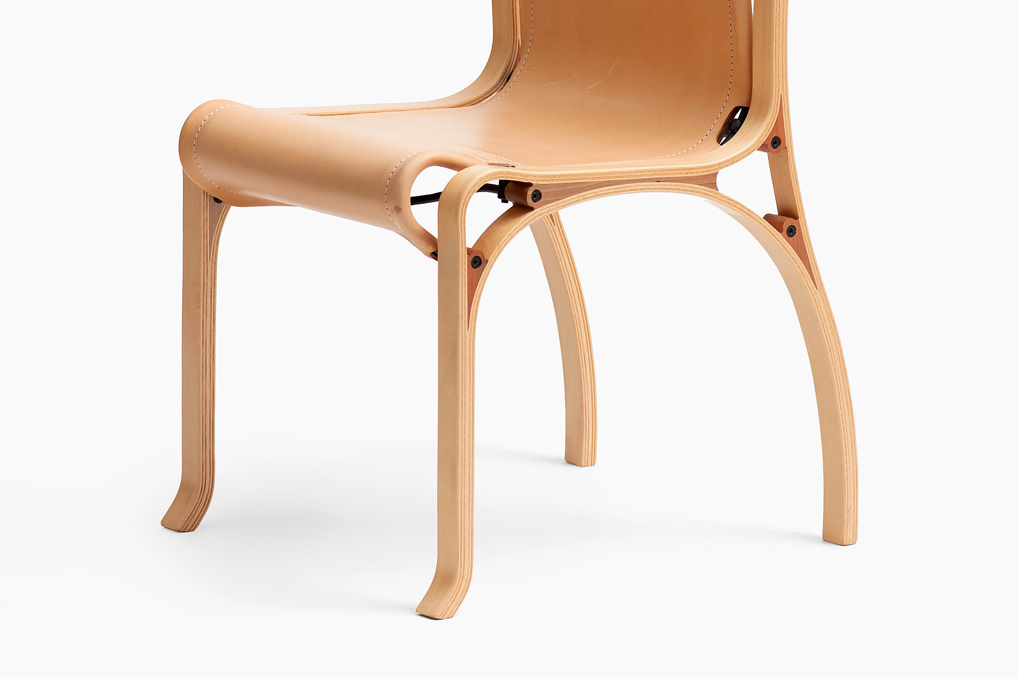 Silla A de Cristián Valdés, acero, madera laminada y cuero, vista en ángulo de estudio